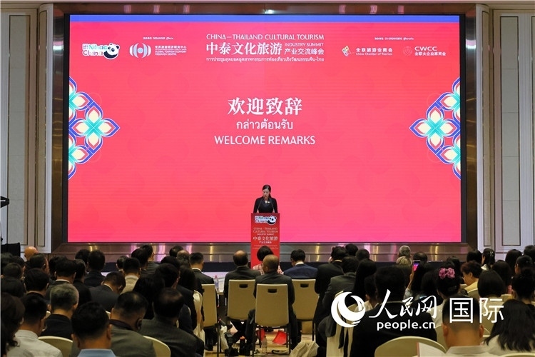 泰國(guó)文化部副部長(zhǎng)普洛伊·塔尼庫(kù)發(fā)表演講。