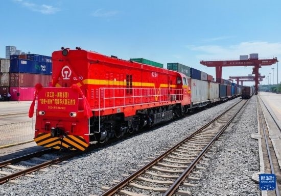 5月29日，在中哈連云港物流合作基地，首列連云港-阿拉木圖“滾裝+班列”跨境多式聯(lián)運(yùn)專列整裝待發(fā)（無(wú)人機(jī)照片）。新華社發(fā)（王健民 攝）