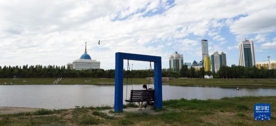 6月30日，一名女子在哈薩克斯坦首都阿斯塔納伊希姆河畔休息。新華社記者 王建華 攝