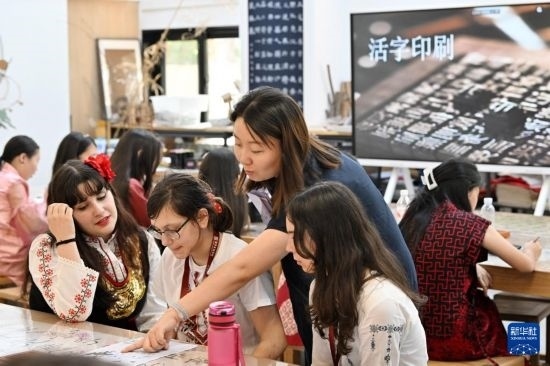 7月3日，外國(guó)學(xué)生在了解中國(guó)文化。新華社記者 李然 攝