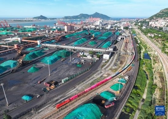 6月26日，“韓國(guó)-連云港-中亞”國(guó)際多式聯(lián)運(yùn)班列從中哈連云港物流合作基地出發(fā)，駛往哈薩克斯坦、烏茲別克斯坦（無(wú)人機(jī)照片）。班列運(yùn)載的55個(gè)大柜此前于6月13日從韓國(guó)境內(nèi)發(fā)出，經(jīng)釜山港海運(yùn)抵達(dá)連云港后轉(zhuǎn)由鐵路運(yùn)輸。新華社記者 季春鵬 攝