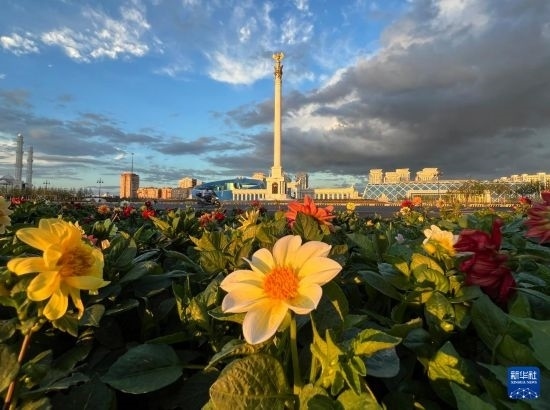 這是7月2日拍攝的哈薩克斯坦首都阿斯塔納獨(dú)立廣場。新華社記者 岳月偉 攝