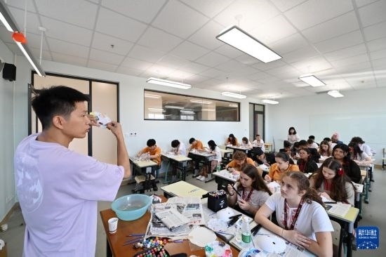 7月3日，外國(guó)學(xué)生在學(xué)習(xí)繪制京劇臉譜。新華社記者 李然 攝