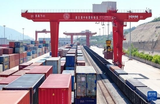 6月30日，在中哈連云港物流合作基地，大型機(jī)械在吊裝集裝箱（無(wú)人機(jī)照片）。新華社發(fā)（王健民 攝）