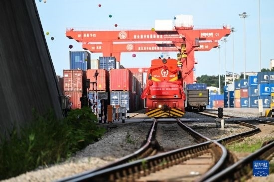 6月26日，“韓國(guó)-連云港-中亞”國(guó)際多式聯(lián)運(yùn)班列從中哈連云港物流合作基地出發(fā)，駛往哈薩克斯坦、烏茲別克斯坦。班列運(yùn)載的55個(gè)大柜此前于6月13日從韓國(guó)境內(nèi)發(fā)出，經(jīng)釜山港海運(yùn)抵達(dá)連云港后轉(zhuǎn)由鐵路運(yùn)輸。新華社記者 季春鵬 攝