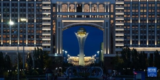 這是7月1日在哈薩克斯坦首都阿斯塔納透過一座建筑拍攝的巴伊杰列克觀景塔。新華社記者 王建華 攝