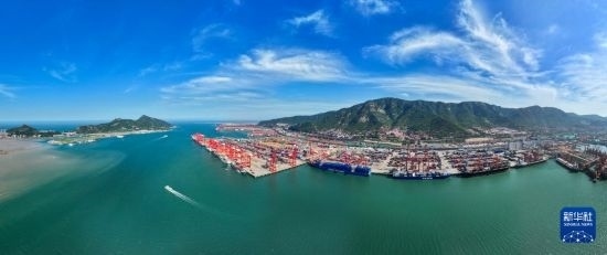 6月26日，貨輪?？吭谶B云港港集裝箱碼頭（無(wú)人機(jī)照片）。新華社記者 季春鵬 攝