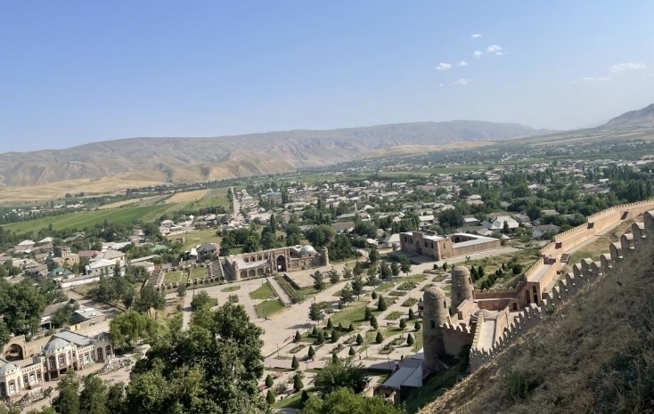 位于塔吉克斯坦杜尚別西北的吉薩爾古城，有著3000多年歷史。有研究認為，張騫出使大宛回程途中曾經(jīng)過此地。圖為從吉薩爾古城城墻俯瞰城門與市鎮(zhèn)。本報記者 曲頌 攝