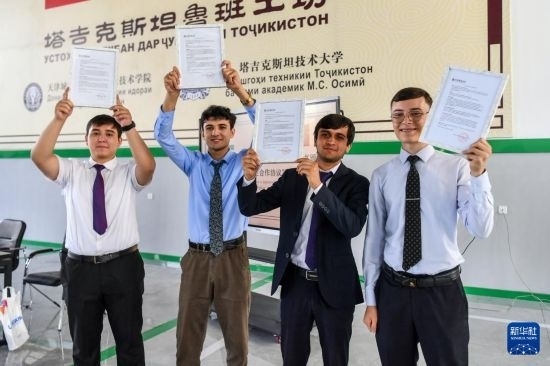 7月3日，在塔吉克斯坦首都杜尚別，魯班工坊赴華留學生展示錄取通知書。新華社記者 曹陽 攝