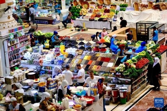 這是6月13日在塔吉克斯坦首都杜尚別拍攝的大巴扎內(nèi)景。新華社記者 鄭開君 攝