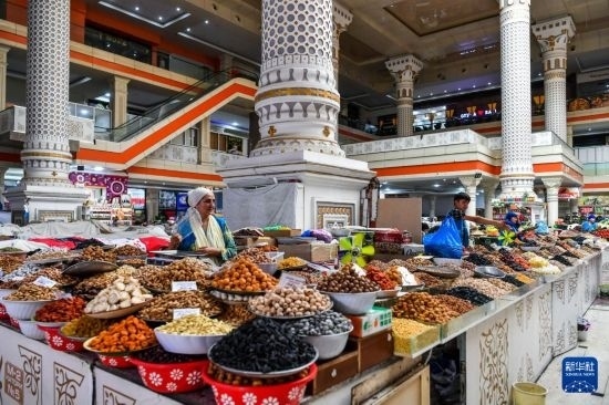 這是6月27日在塔吉克斯坦首都杜尚別拍攝的大巴扎內(nèi)景。新華社記者 曹陽 攝