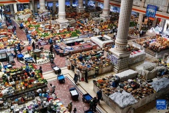 這是6月27日在塔吉克斯坦首都杜尚別拍攝的大巴扎內(nèi)景。新華社記者 曹陽 攝