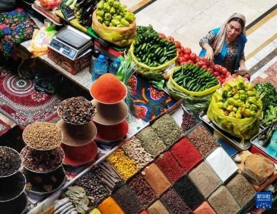 這是7月3日在塔吉克斯坦首都杜尚別拍攝的大巴扎內(nèi)景。新華社記者 燕雁 攝