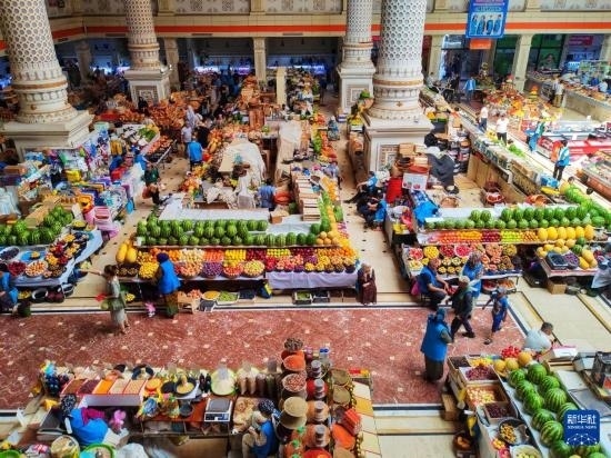 這是7月3日在塔吉克斯坦首都杜尚別拍攝的大巴扎內(nèi)景。新華社記者 燕雁 攝
