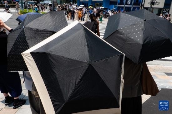 7月4日，人們在日本東京原宿的街道上等待紅綠燈。新華社記者 張笑宇 攝