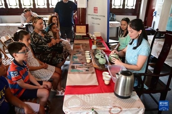 7月4日，在馬耳他桑塔露琪亞市的中國(guó)古典園林“靜園”，人們欣賞中國(guó)茶藝表演。新華社發(fā)（喬納森·博格 攝）