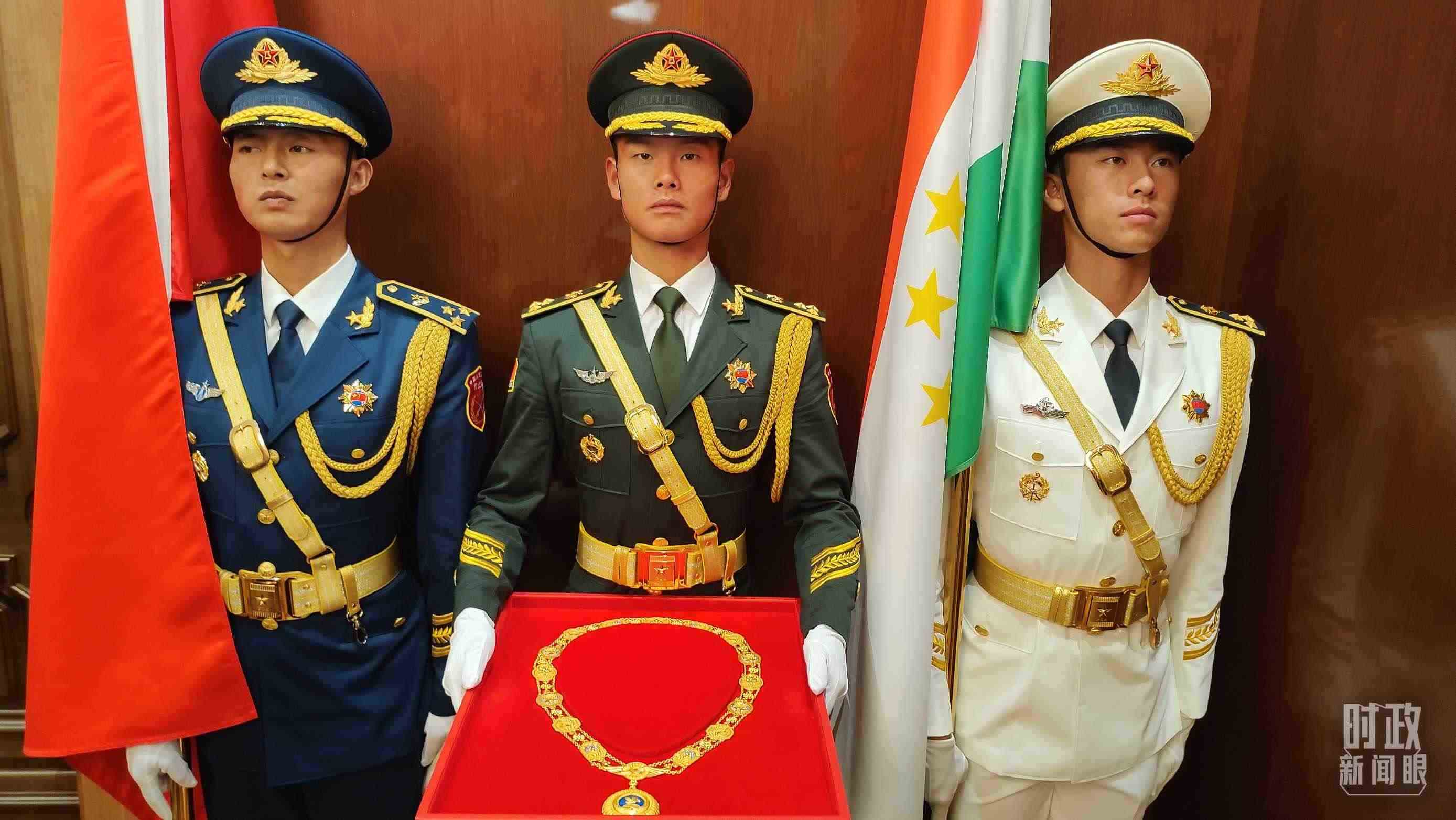 △中方儀仗兵護送“友誼勛章”入場。（總臺央視記者薛冠南拍攝）