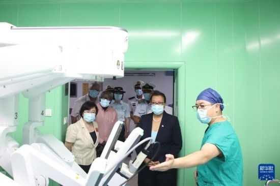 7月5日，塞舌爾衛(wèi)生部長維多在中國海軍“和平方舟”號醫(yī)院船上參觀。新華社發(fā)（劉志磊 攝）