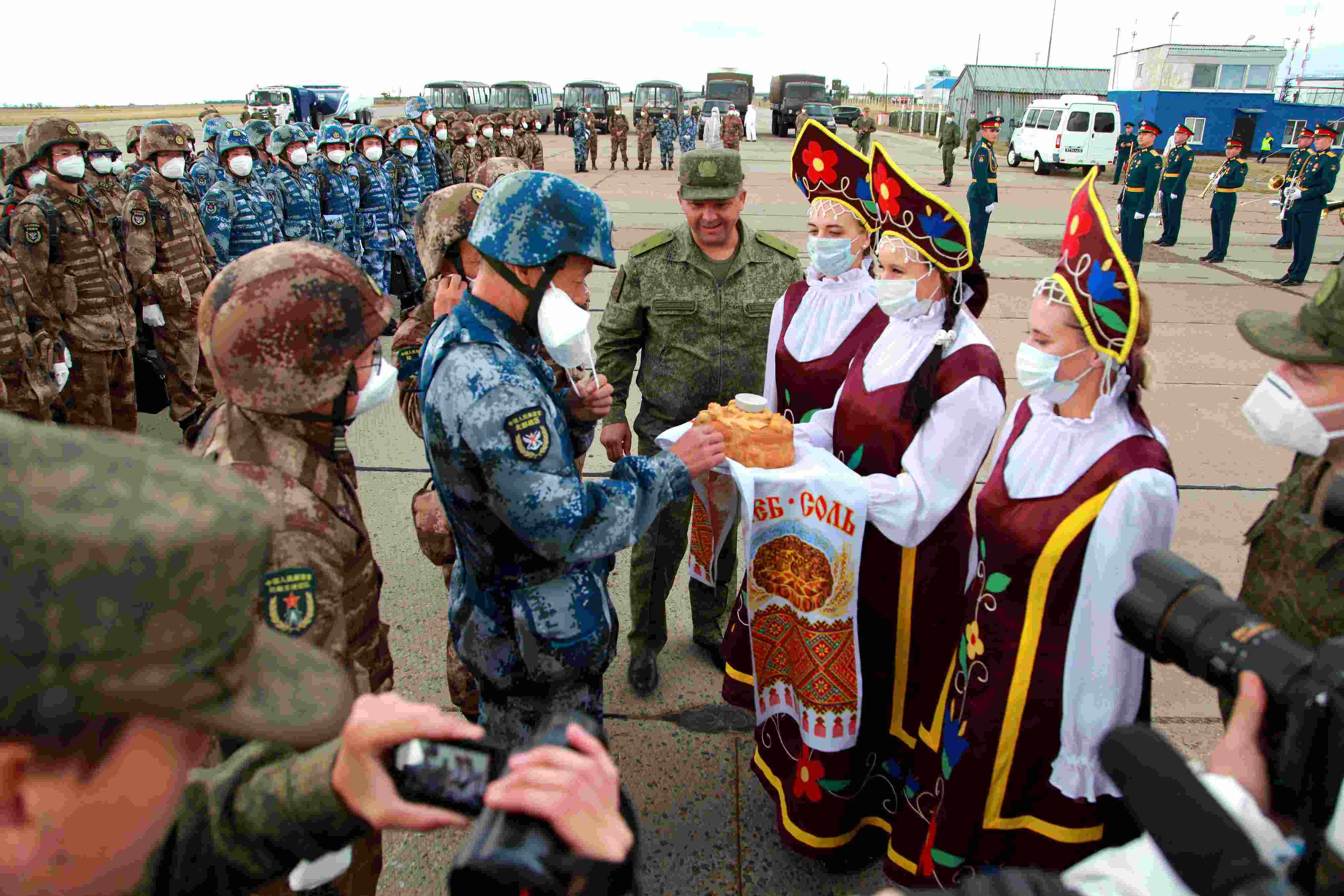 當(dāng)?shù)貢r(shí)間2021年9月10日，跨境參加“和平使命-2021”上海合作組織成員國(guó)聯(lián)合反恐軍演的中方部隊(duì)導(dǎo)演部抵達(dá)俄羅斯奧倫堡“東古茲”靶場(chǎng)演習(xí)地域。圖為俄方人員為中方人員舉行歡迎儀式。