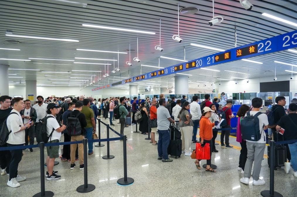 7月4日，白云邊檢站旅客通關(guān)現(xiàn)場。（白云邊檢站供圖）