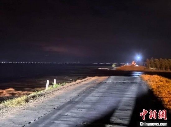  7月6日凌晨，湖南岳陽華容縣團洲垸洞庭湖一線堤防決口現(xiàn)場。中新社記者 白祖偕 攝