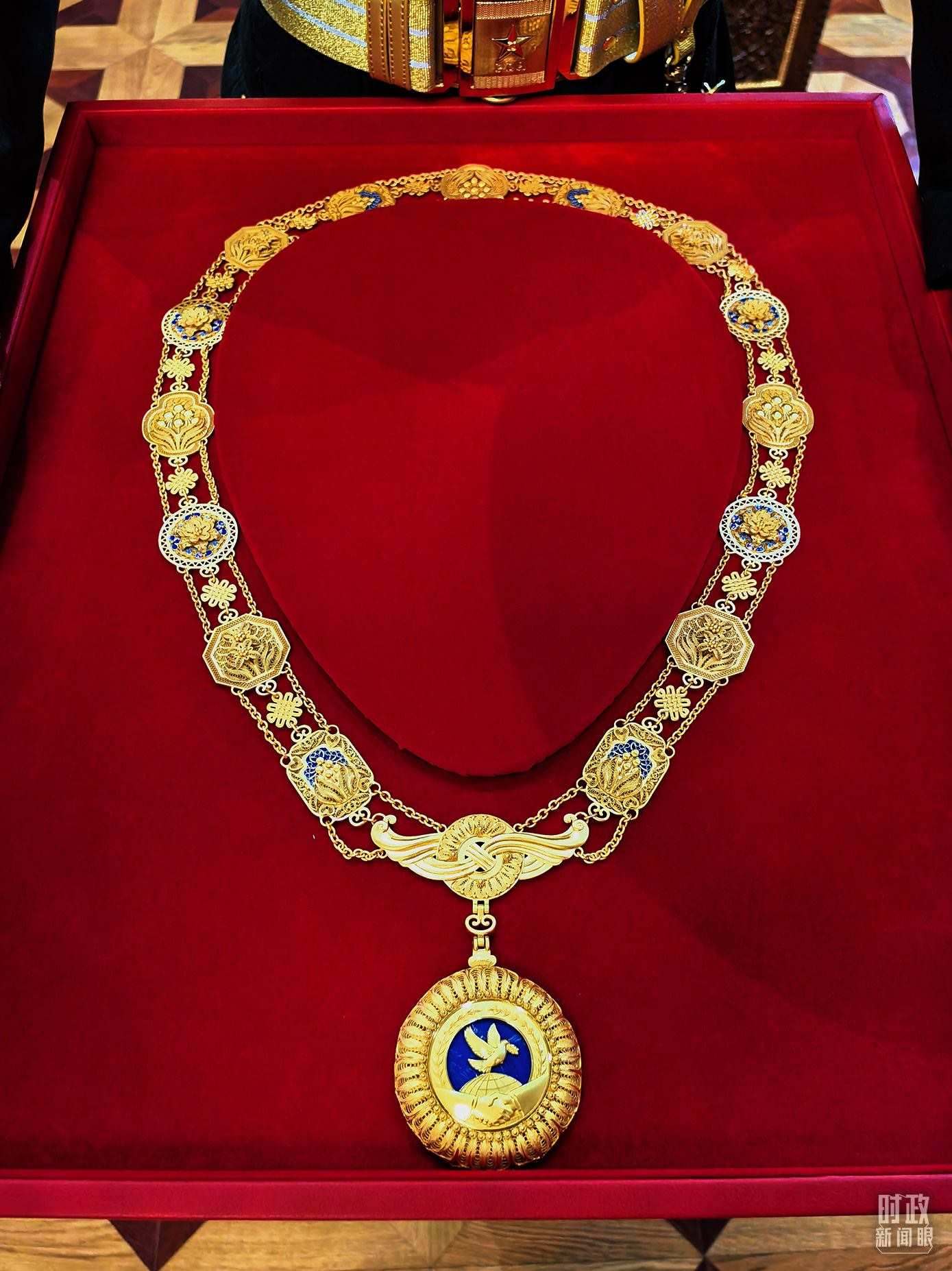 △中華人民共和國“友誼勛章”。（總臺央視記者范學禹拍攝）