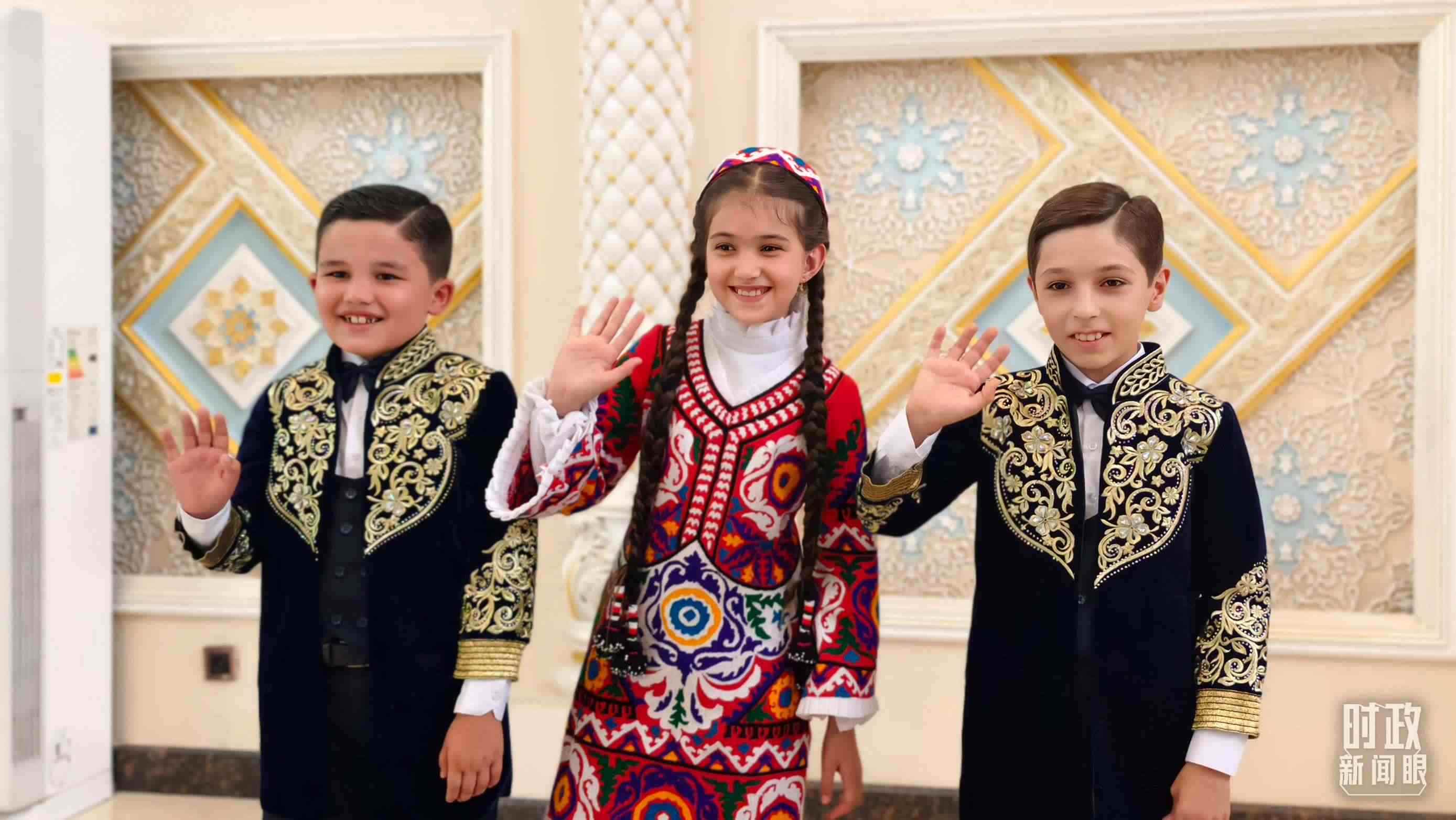 △在機場迎接習主席的塔吉克斯坦少年。（總臺央視記者韓銳拍攝）