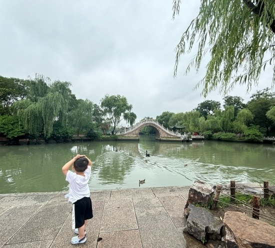 一位小朋友在二十四橋旁拍照。人民網(wǎng)記者 金慧慧攝