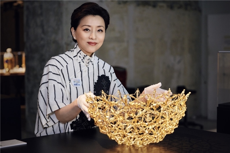 圖5：楊瀾在布展中（圖片：陽(yáng)光媒體集團(tuán)）