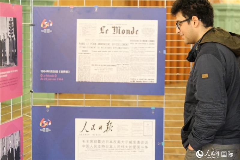蒙達(dá)爾紀(jì)市民駐足“中法建交六十周年”圖片展。人民網(wǎng)記者 于超凡攝