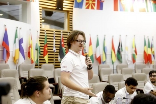 7月8日，美國中田納西州立大學大一學生雅克布·揚在共譜華美和音交流營上分享。新華社發(fā)