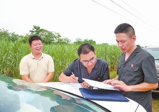 圖③：清塘后，執(zhí)行干警與某農(nóng)場(chǎng)負(fù)責(zé)人確認(rèn)魚(yú)塘交付情況。