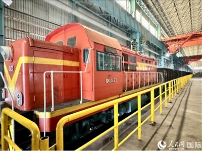 運輸通鋼產(chǎn)品的火車。人民網(wǎng) 謝瑩攝