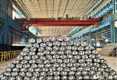 廠房內(nèi)待運輸?shù)耐ㄤ摦a(chǎn)品。人民網(wǎng) 謝瑩攝