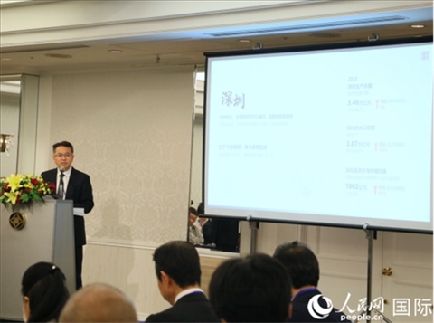 深圳市人民政府國有資產(chǎn)監(jiān)督管理委員會黨委副書記、副主任徐國東進(jìn)行深圳市推介。人民網(wǎng) 許可攝