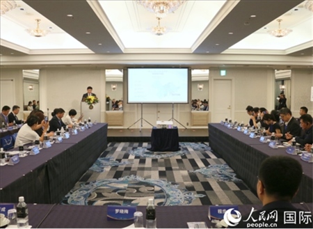 深圳市光明區(qū)委常委、副區(qū)長王芳成介紹光明科學(xué)城。人民網(wǎng) 許可攝