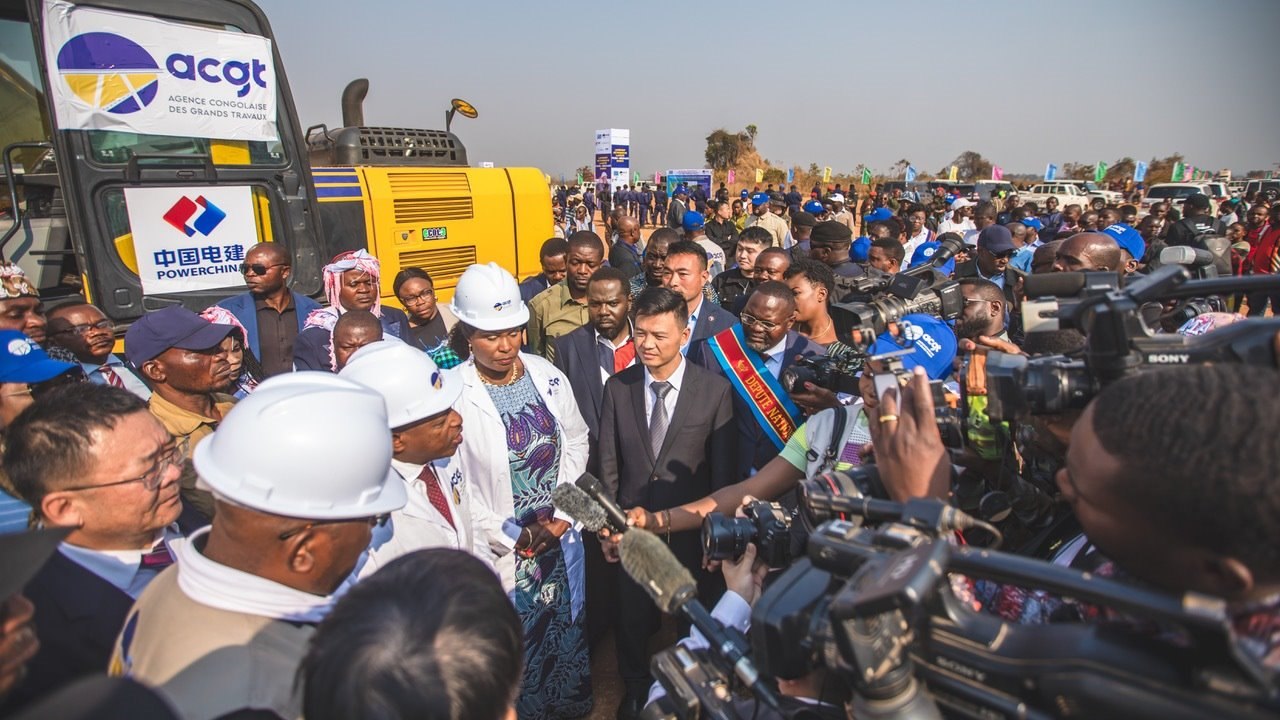 剛果（金）當?shù)孛襟w采訪出席開工儀式的有關(guān)負責(zé)人。中鐵資源集團供圖