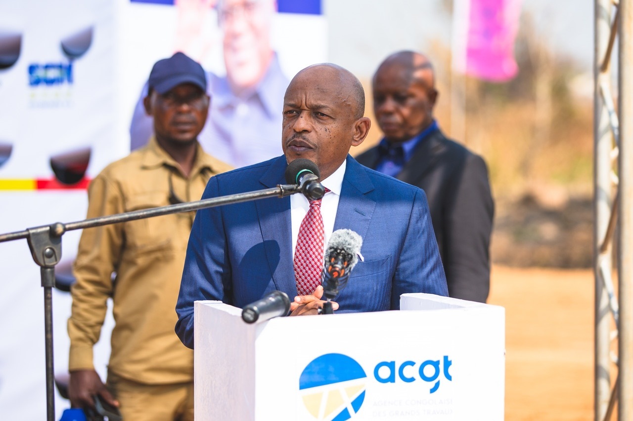 剛果（金）國務(wù)部長兼基礎(chǔ)設(shè)施和公共工程部長穆武尼在開工儀式上致辭。中鐵資源集團供圖