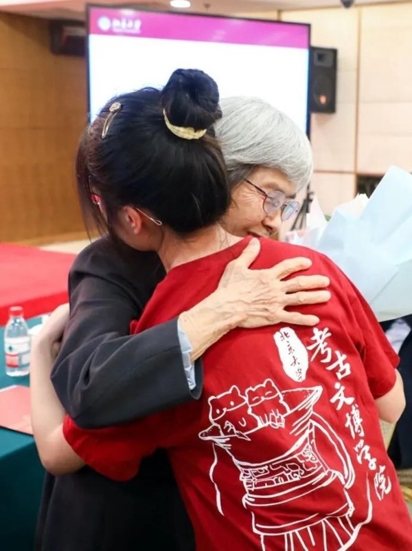 2023年，在校友向母校捐贈(zèng)儀式上，鐘芳蓉與樊錦詩擁抱。校方供圖