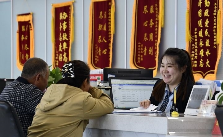 2024年3月25日，北京市大興區(qū)龐各莊鎮(zhèn)政務(wù)服務(wù)中心的工作人員耐心為群眾解答問題。大興區(qū)龐各莊鎮(zhèn)政務(wù)服務(wù)中心用“最多跑一次”的工作理念為企業(yè)和群眾提供了便利化、精準(zhǔn)化、個性化的衍生服務(wù)。新華社記者 李欣 攝