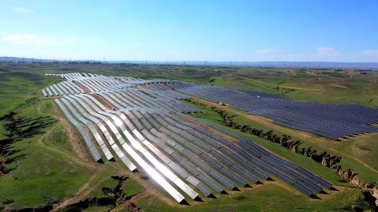 紅寺堡區(qū)發(fā)展光伏產(chǎn)業(yè)。新華社發(fā)（康國慶 攝）