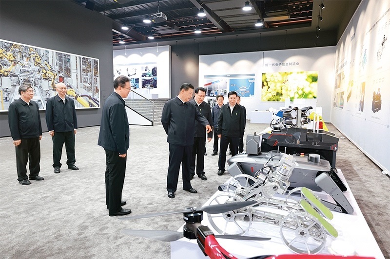 2024年4月22日至24日，中共中央總書記、國家主席、中央軍委主席習(xí)近平在重慶考察。這是22日下午，習(xí)近平參觀重慶科技創(chuàng)新和產(chǎn)業(yè)發(fā)展成果展示。 新華社記者 王曄/攝