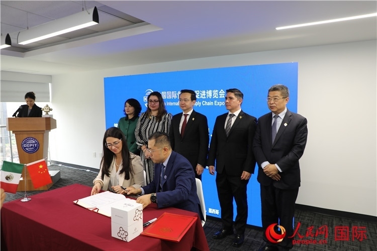 與會嘉賓簽署關(guān)于共同促進墨西哥企業(yè)參加第二屆鏈博會合作備忘錄。人民網(wǎng) 埃內(nèi)斯托·多明戈斯攝