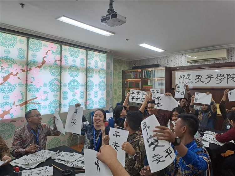 警察學(xué)員們展示書法學(xué)習(xí)成果。活動(dòng)主辦方供圖