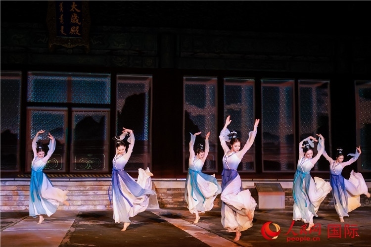 “光影北京——2024世界燈光師大會”開幕式當晚的燈光秀表演。人民網(wǎng)記者 趙益普攝