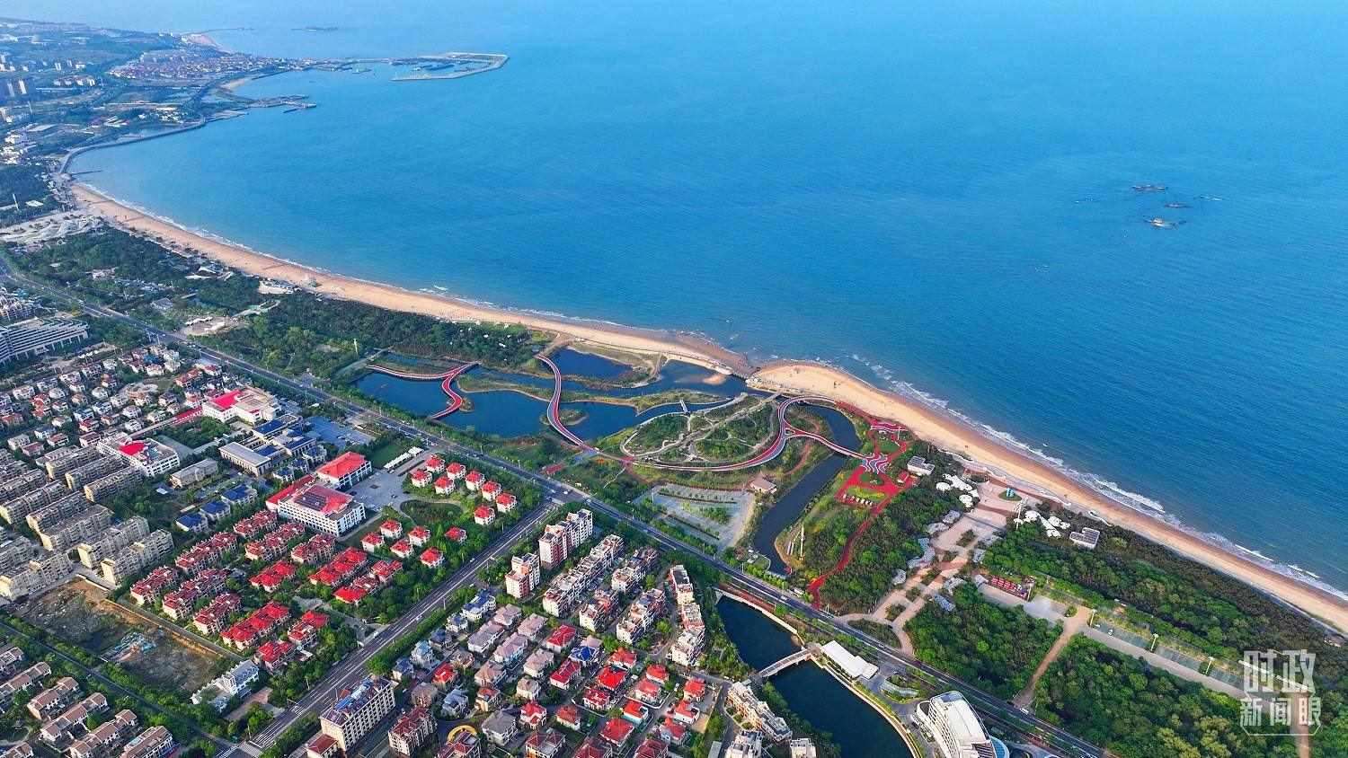 △日照市陽光海岸綠道。近年來，日照市對沿海裸露場地及岸線破損處進(jìn)行生態(tài)修復(fù)，建成約28公里的陽光海岸綠道，為市民和游客提供了運(yùn)動休閑好去處。（總臺央視記者范凱拍攝）