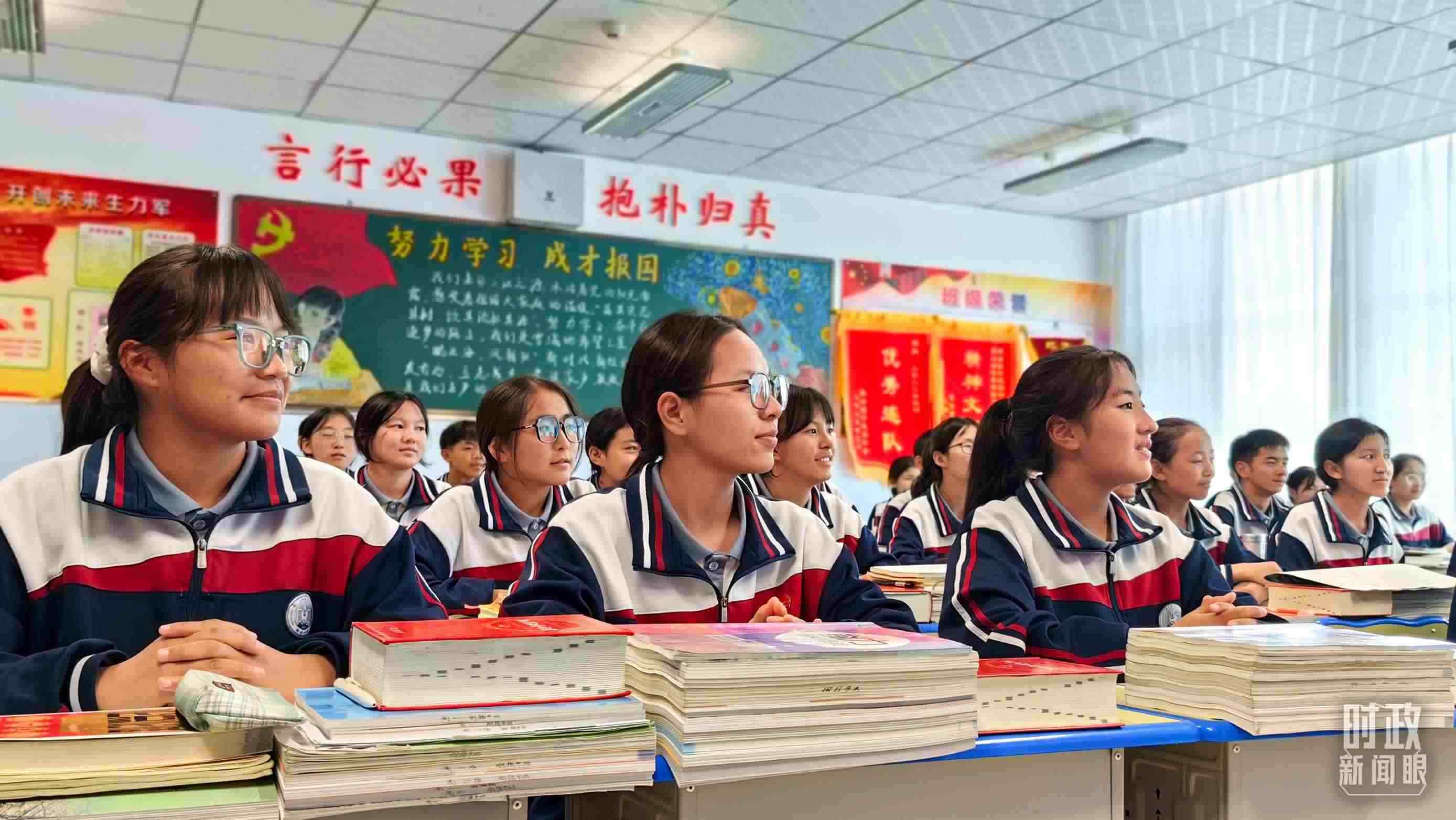 △果洛西寧民族中學(xué)高一（1）班的“新時代、新家鄉(xiāng)”主題思政課。（總臺央視記者段德文拍攝）