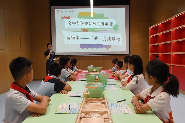 2024年5月18日，小學(xué)生在陜西歷史博物館秦漢館參加“文物與科技”系列教育課程。新華社記者 李一博 攝