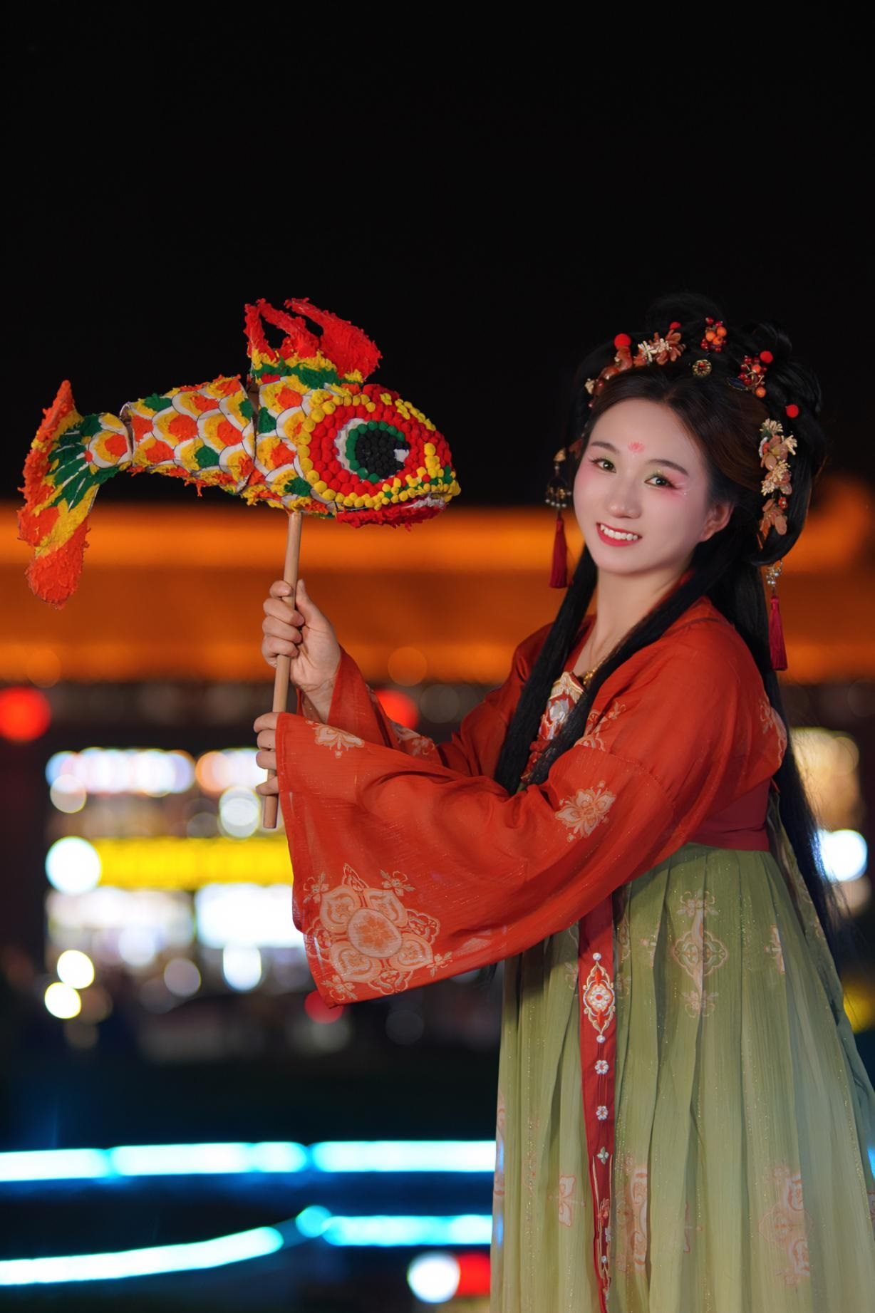 游客身穿漢服漫步在西安大唐不夜城。受訪者供圖