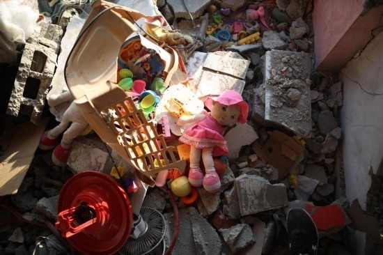 這是7月18日在加沙地帶中部努賽賴特難民營拍攝的遭到以軍襲擊的建筑廢墟。新華社發(fā)（馬爾萬·達(dá)烏德攝）